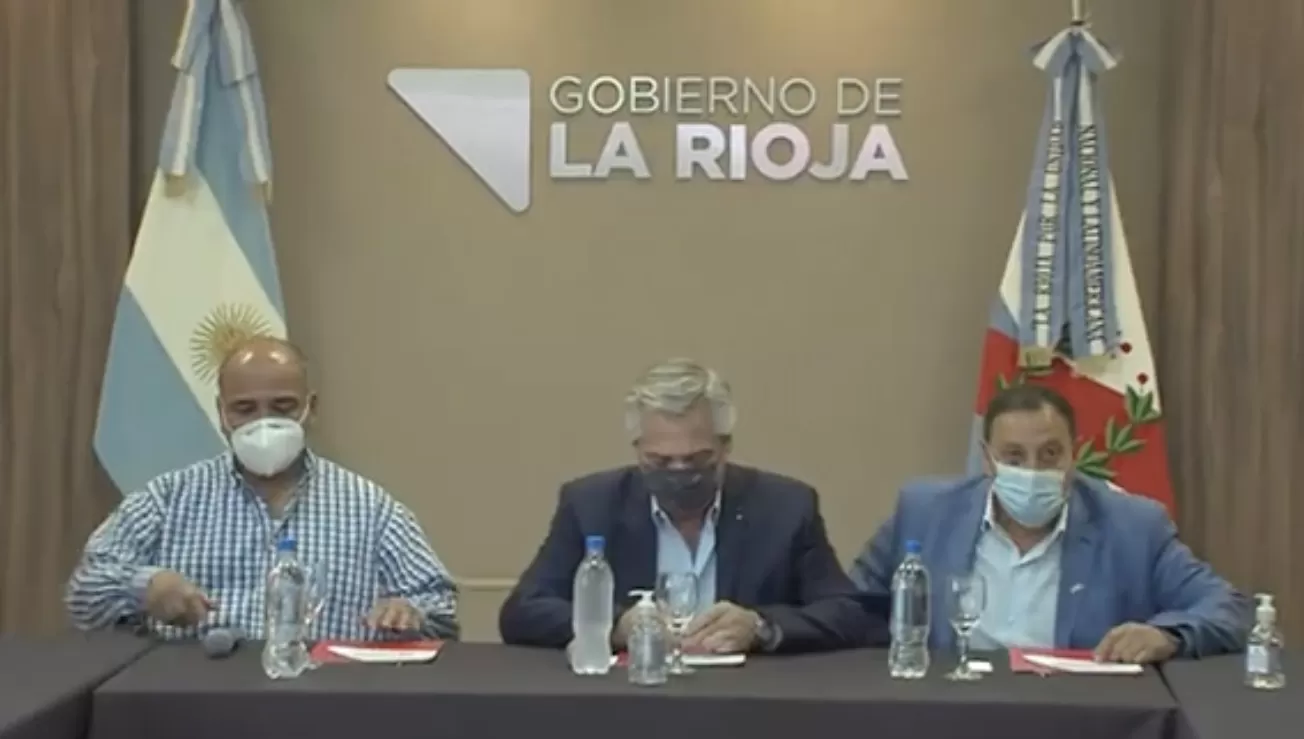 ESTRENO IMPROVISADO. En la Rioja, Manzur se probó el traje de jefe de gabinete ante gobernadores.