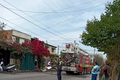 Video: susto por un incendio en una vivienda mientras un menor dormía