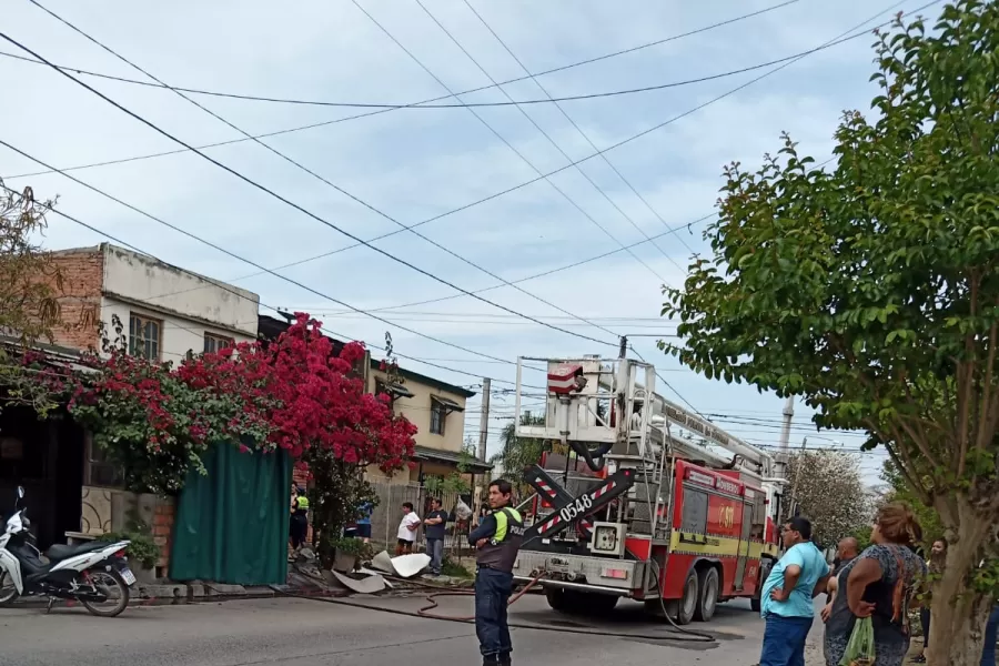 Video: susto por un incendio en una vivienda mientras un menor dormía