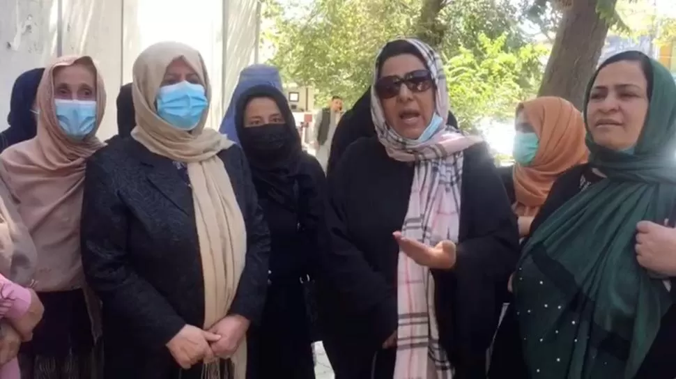 RECLAMO. Mujeres afganas exigen participación en el gobierno. 