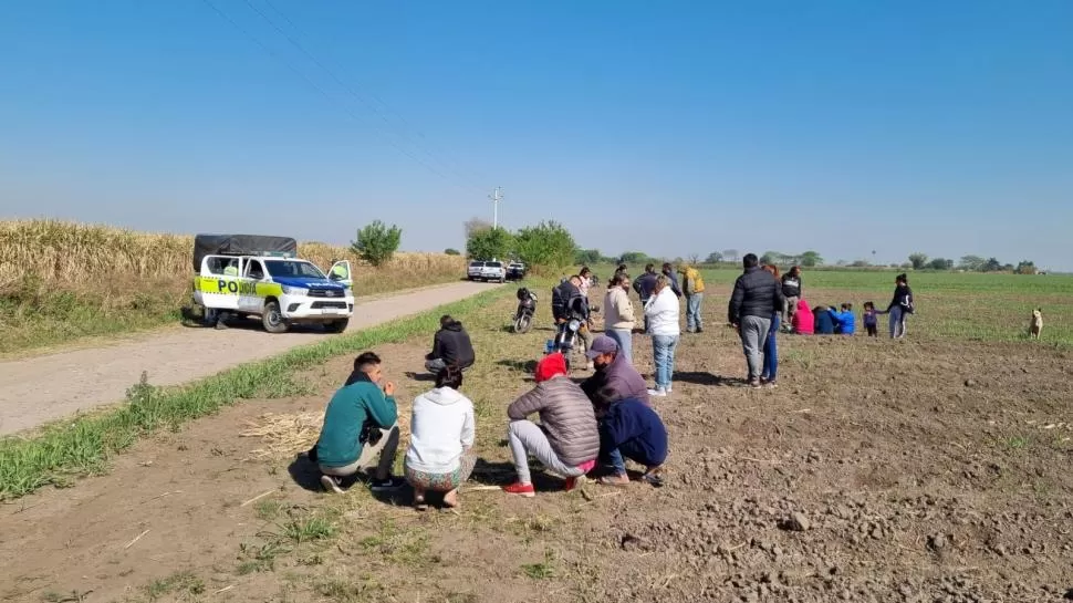 CONMOCIÓN. Vecinos y familiares de la pareja esperaron durante horas tener novedados del caso.  