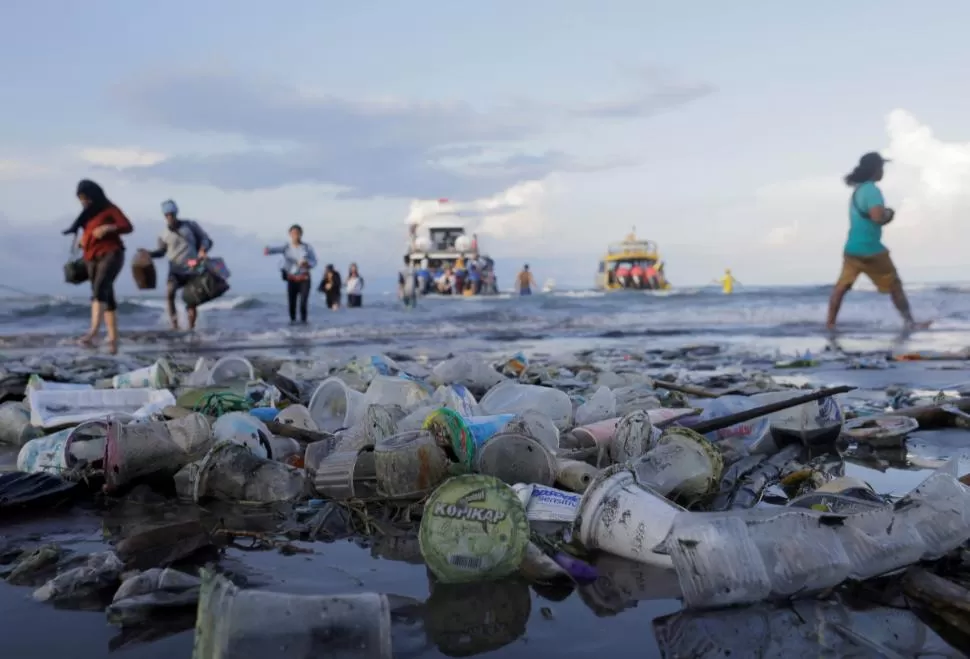 EN EL PAÍS. Estudios señalan que el 80% de los residuos hallados en las playas bonaerenses fueron plásticos. reuters