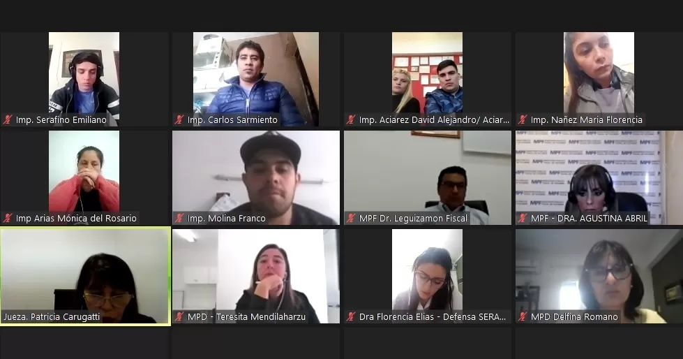 MULTITUDINARIA AUDIENCIA. Los imputados y las partes durante el debate en el que se confirmó el arresto domiciliario de los acusados.  