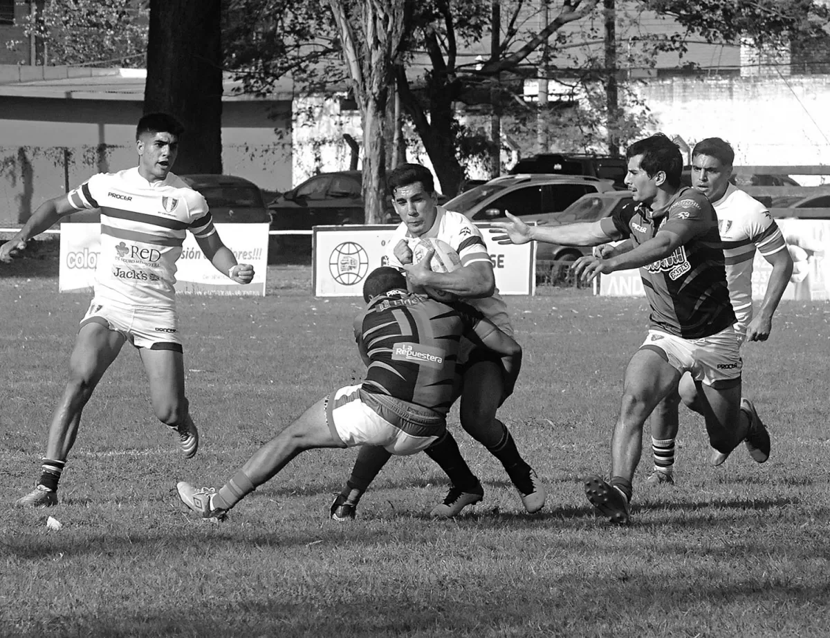 ASPEREZAS. El calor pesó en ambos equipos, que rasparon mucho en el segundo tiempo. Natación fue más efectivo a la hora de aprovechar sus oportunidades.
