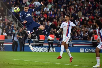 Icardi apareció sobre el final y el PSG venció a Olympique de Lyon