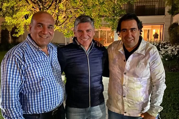 ENCUENTRO PERONISTA. Silman (al centro) posteó la imagen junto a Manzur y al jefe del bloque oficialista, Sergio Mansilla. Foto de Twitter