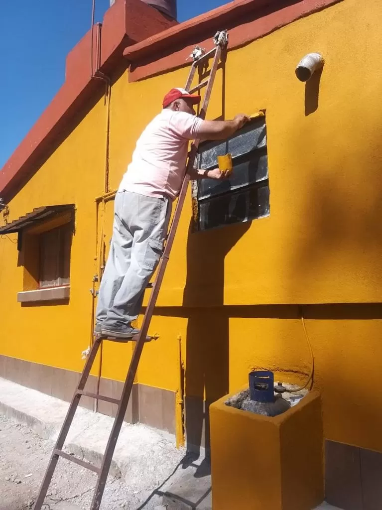 TODO A PULMÓN. Los vecinos hicieron rifas para comprar pintura. la gaceta / fotos de rodolfo casen