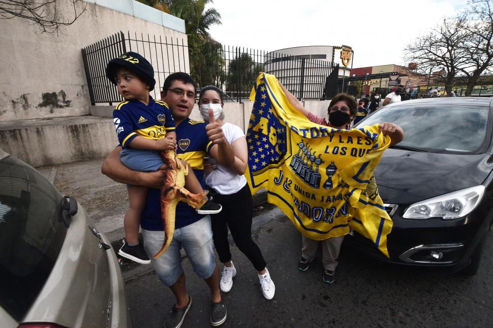 LA PASIÓN SE HEREDA. Familias enteras fanáticas de Boca acudieron a la zona del hotel Hilton para ver de cerca a sus ídolos. 