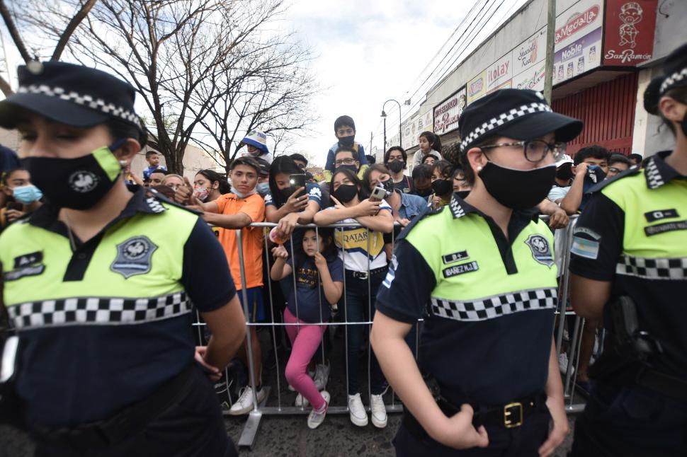 BAJO CONTROL. Alrededor del hotel se montó un operativo de seguridad para custodiar la salida de los jugadores de Boca rumbo hacia el estadio Monumental “José Fierro”.