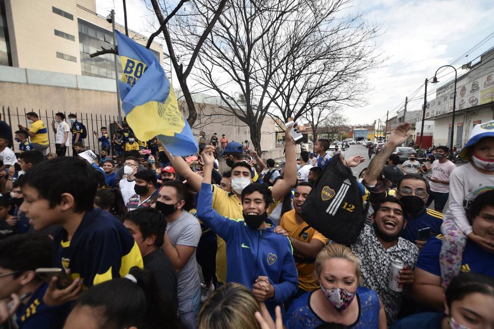 LA MITAD MÁS UNO. La pasión por Atlético o San Martín no impide que muchos tucumanos sean también hinchas de Boca o de River.