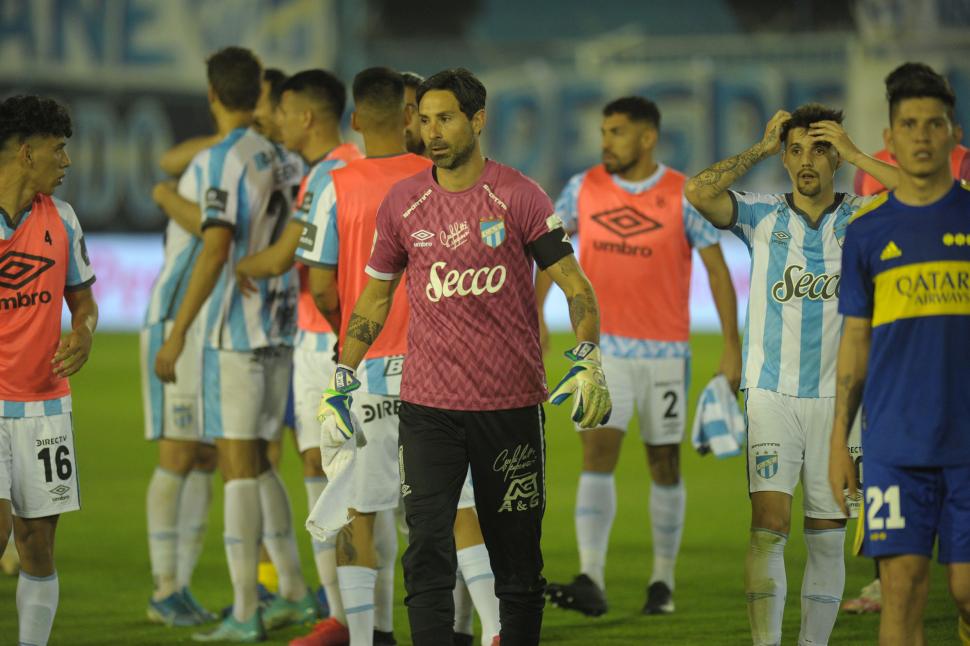 HIZO LO QUE PUDO. Lucchetti tapó varias pelotas que evitaron la goleada. 