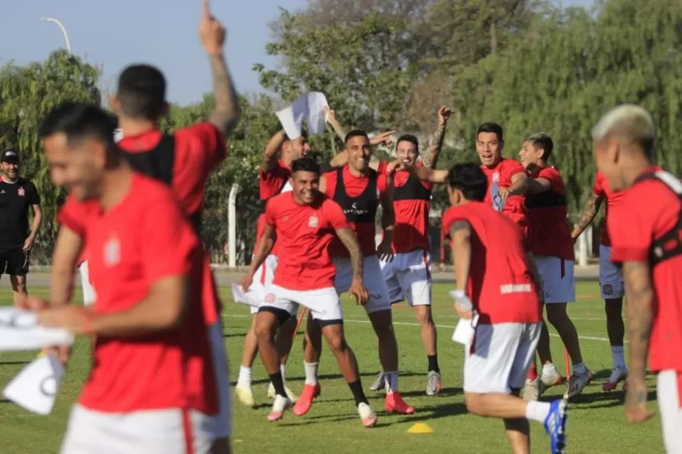 SONRISAS Y TRABAJO. En el búnker de San Martín reina el buen clima y el optimismo de cara al duelo contra Belgrano. fotos casm
