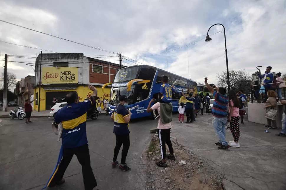 EL CARIÑO DE LOS HINCHAS. Habían pasado más de tres años desde la última visita de Boca a Tucumán (marzo de 2018), por lo que muchos tucumanos hinchas del “Xeneize” aprovecharon la oportunidad para acompañar al equipo de sus amores en su partida hacia el estadio de 25 de Mayo y Chile. Con sus camisetas “auriazules” a flor de piel, saludaron el paso del micro de Boca en su salida desde el hotel Hilton. la gaceta / fotos de Osvaldo Ripoll