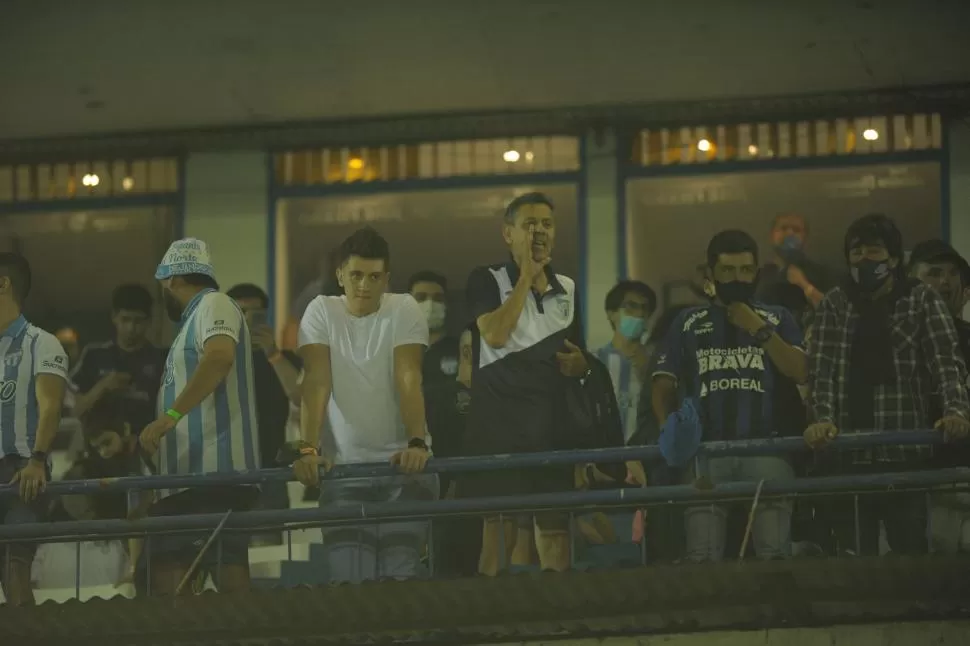 OTRA VEZ AL LADO DEL EQUIPO. El grupo de afortunados socios que ganaron el sorteo que había lanzado la dirigencia dijo presente en la platea; alentó, vibró y se fastidió por un nuevo resultado en contra.  