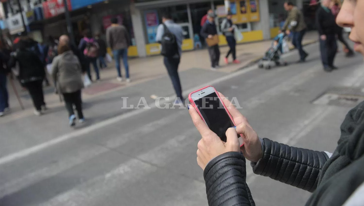 PELIGRO. Hablar por celular se volvió cada vez más peligroso en la capital tucumana debido a la inseguridad.