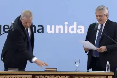 El nuevo ministro de Educación alejó la Biblia antes de jurar