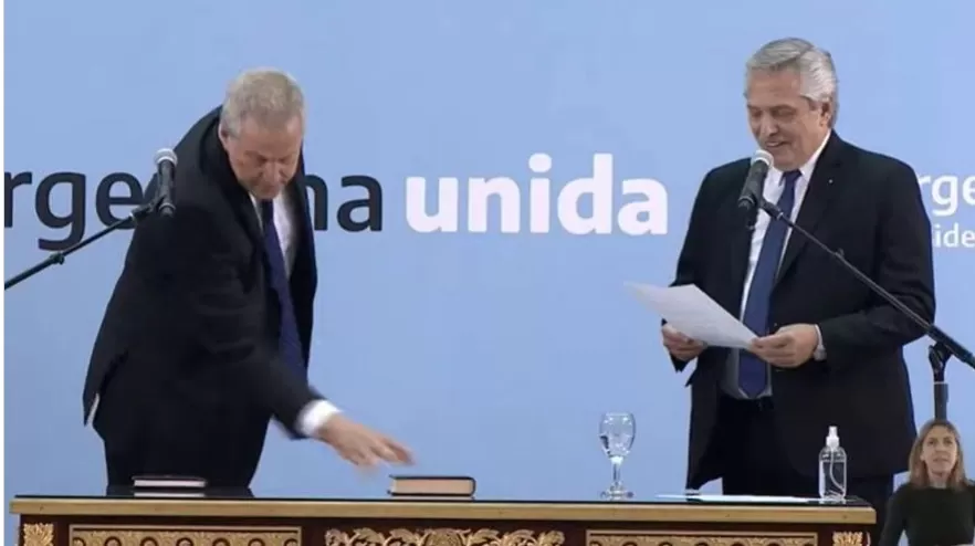 El nuevo ministro de Educación alejó la Biblia antes de jurar