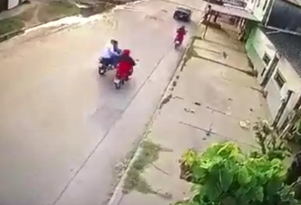 SECUENCIA DEL ATAQUE. La cámara de un vecino grabó el momento desde que interceptan a Molina hasta que el hombre se derrumba en la calle. 