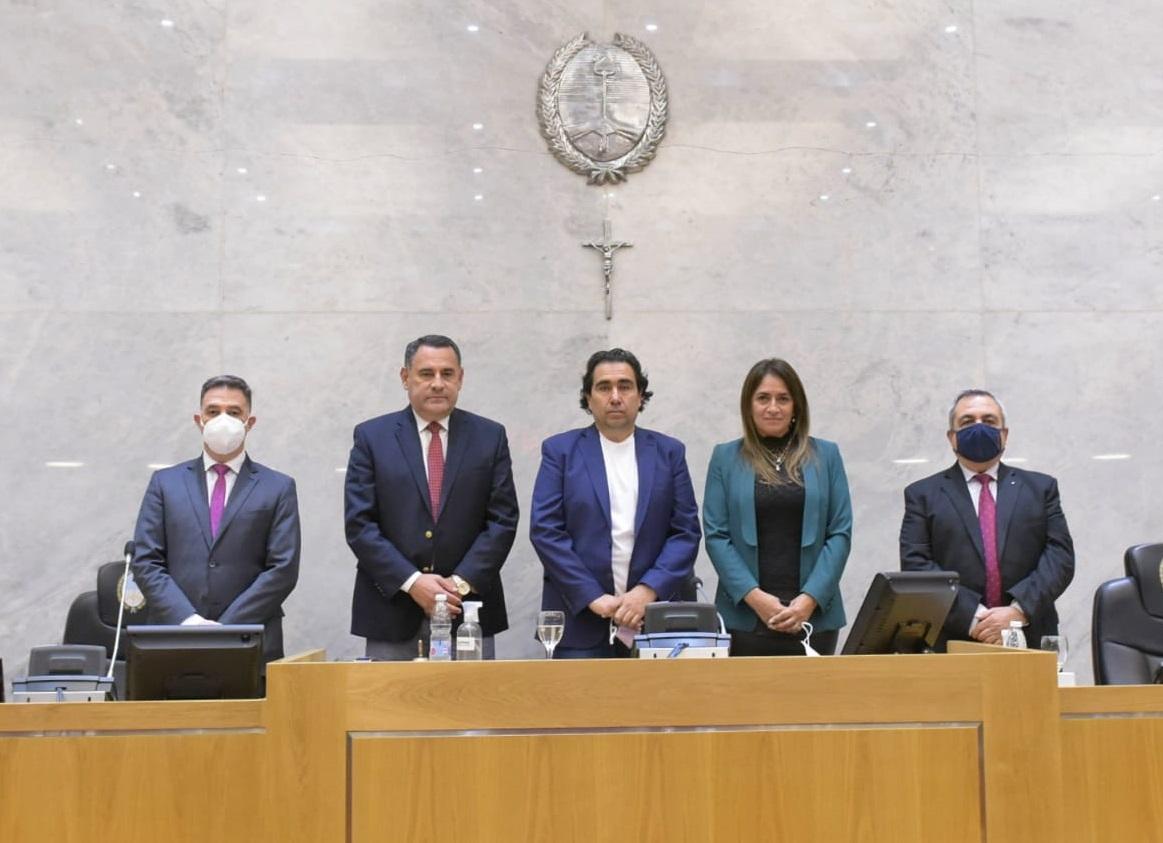 MESA DE CONDUCCIÓN. Mansilla (al centro), acompañado por Amado (a su derecha) y Sandra Orquera (a su izquierda) fueron designados como autoridades de la Legislatura. Los acompañan el secretario Claudio Pérez y el prosecretario Alejandro Martínez. Foto: Prensa HLT