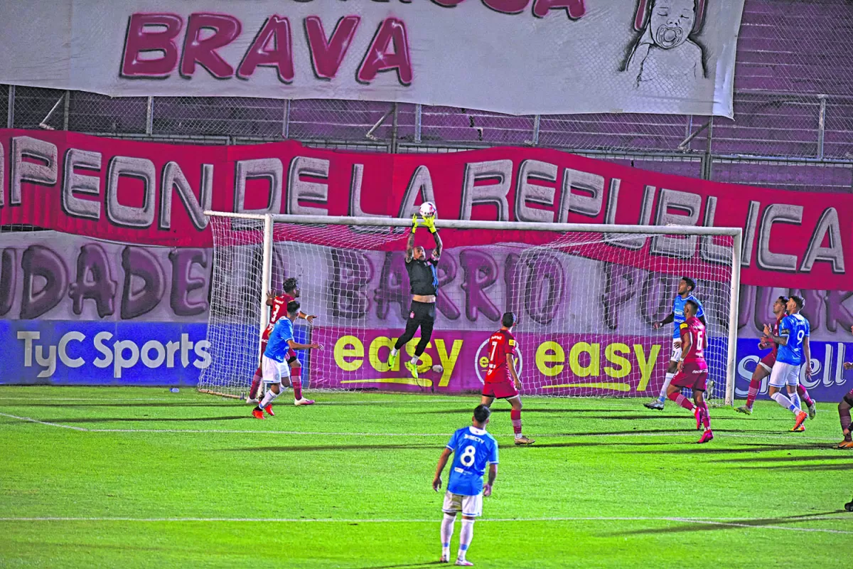 SEGURIDAD. Ignacio Arce tuvo una noche tranquila en el arco de San Martín y fue una de las salidas empleadas por el equipo para iniciar los ataques.