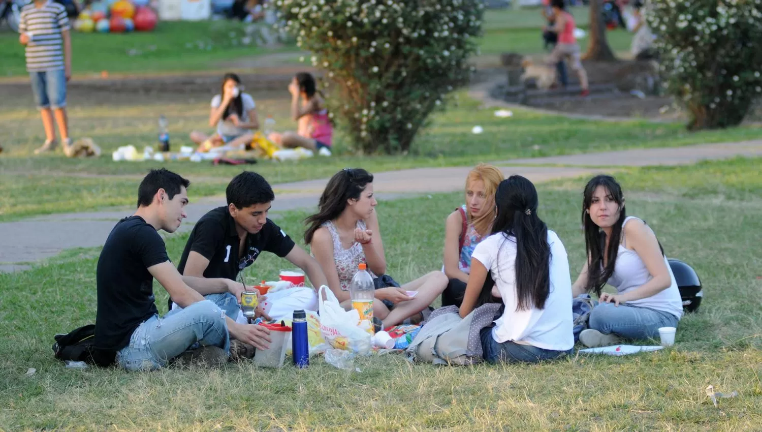 AL AIRE LIBRE. El parque 9 de Julio es uno de los puntos de encuentro más importantes en los festejos por la llegada de la primavera.