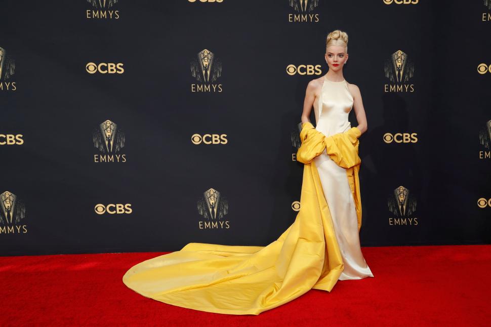 BELLEZA. El hermoso vestido de espalda descubierta de Anya Taylor Swift (“Gambito de dama”).