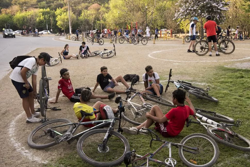 REENCUENTRO. Jóvenes y adultos se trasladarán a distintos puntos turísticos y de esparcimiento para celebrar con amigos el Día del Estudiante. LA GACETA / FOTO DE DIEGO ÁRAOZ