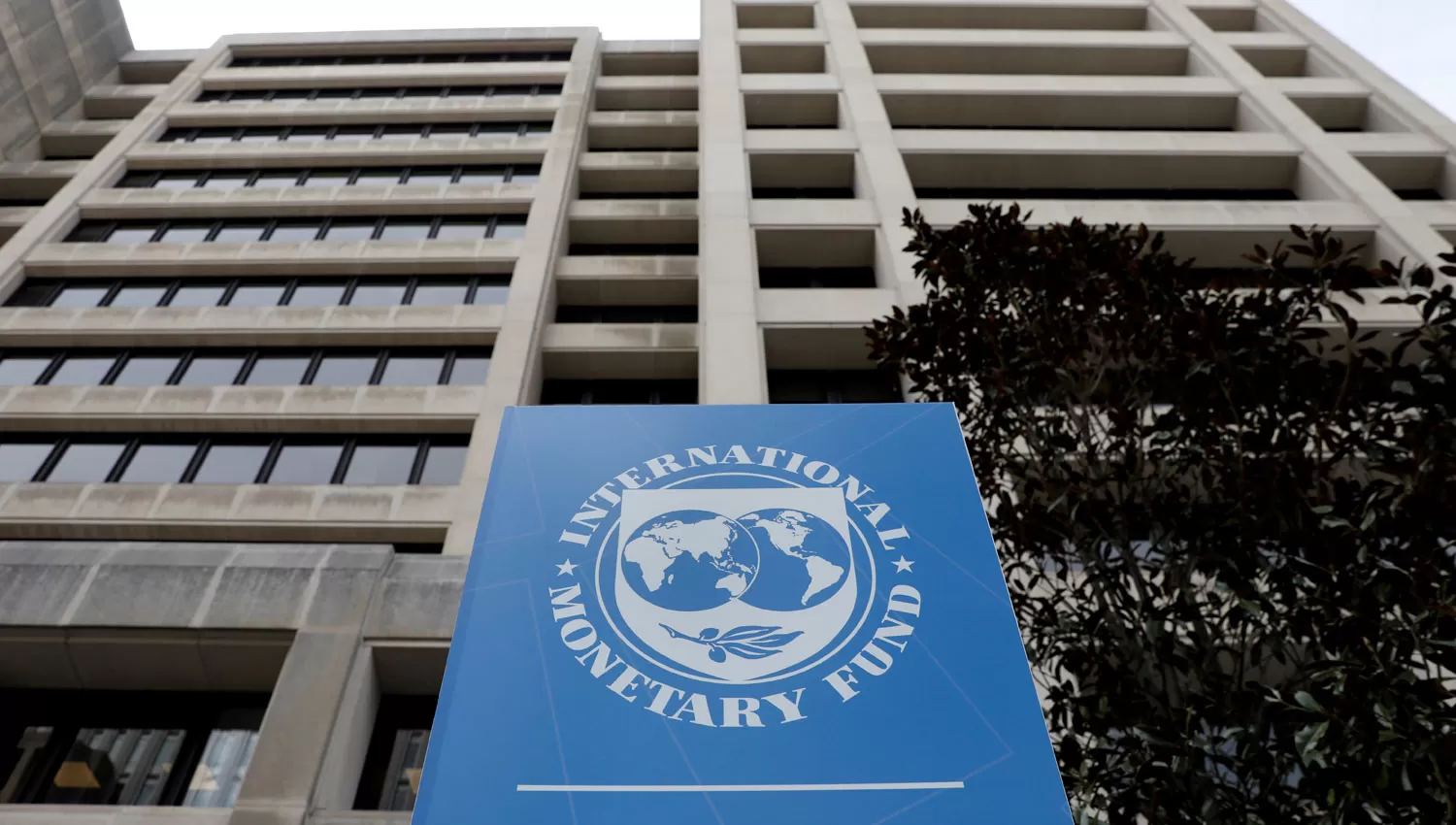 ACUERDO. Desde el Gobierno esperan que las negociaciones con el FMI avancen; lo mismo estiman otros organismos crediticios. LA GACETA