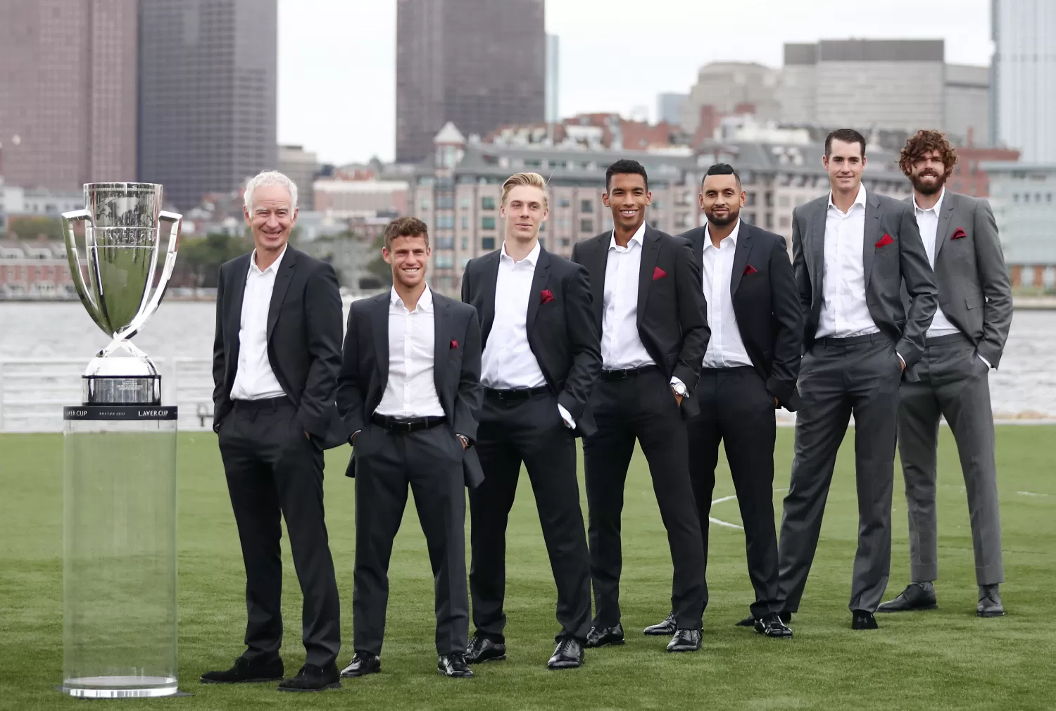 HAY EQUIPO. Con MCEnroe a la cabeza, Resto del Mundo posó para la foto oficial en Boston.