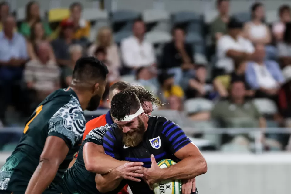 El rosarino Marcos Kremer recibe un tackle del capitán australiano Michael Hooper. FOTO DE TWITTER @LosPumas