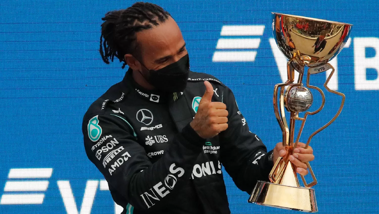 EN LO MÁS ALTO. Hamilton celebra la victoria en Sochi y levanta el trofeo en el podio.