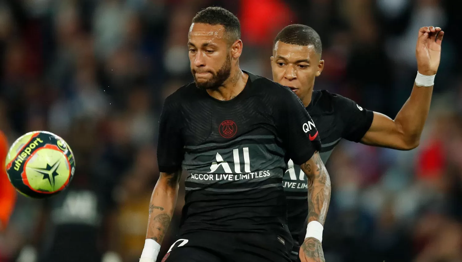 LA SOMBRA. Neymar y Mbappé son dos de las muchas estrellas con las que cuenta PSG, que este año sumó a Messi.