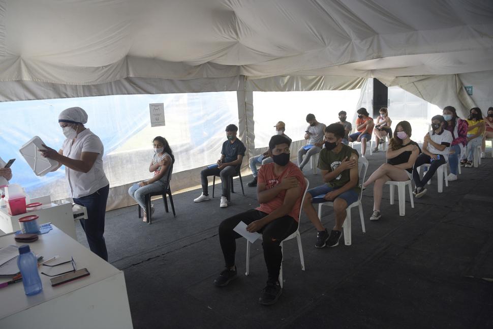 EN EL NODO. Una fila de jóvenes ya fueron inoculados y sostienen el algodón en su hombro, mientras en la otra fila esperan su turno. LA GACETA / FOTOS DE FRANCO VERA 