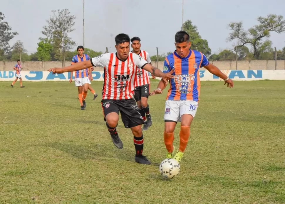 EFECTIVO. Alejandro Olea, goleador de Deportivo Llorens, se lleva la pelota. Gentileza Griselda Lazarte Cabrera 