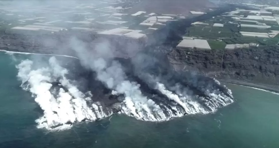 NUEVO DELTA. Las densas columnas de vapor que se forman cuando el material incandescente toca el agua del océano no emiten gases tóxicos y se están dispersando con el viento, según los servicios de emergencia. 