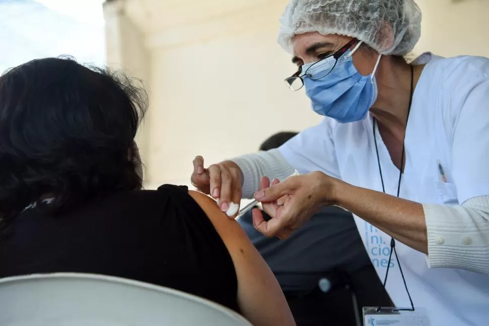 SOLO CON LOS SUEROS QUE TENGAN EL VISTO BUENO DE LA OMS. Los visitantes deberán tener el esquema completo. LA GACETA