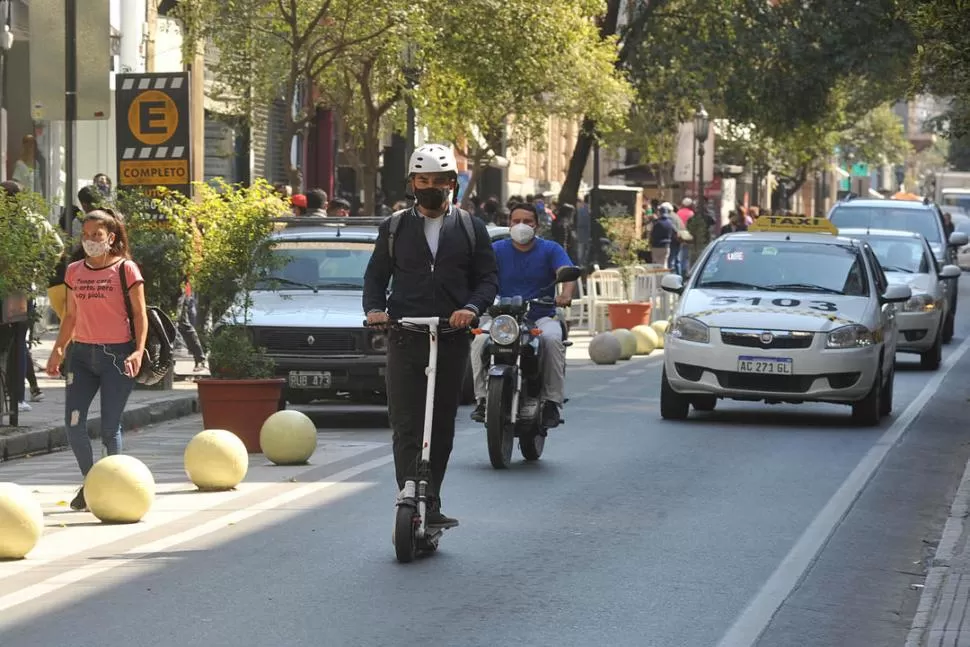 RÁPIDO Y ECOLÓGICO. En nuestra ciudad pueden verse a diario monopatines circulando por el microcentro.