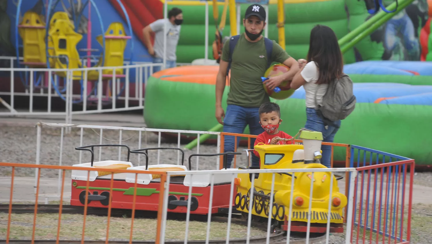 EN FAMILIA. La Expo Rural cuenta con un parque de diversiones.