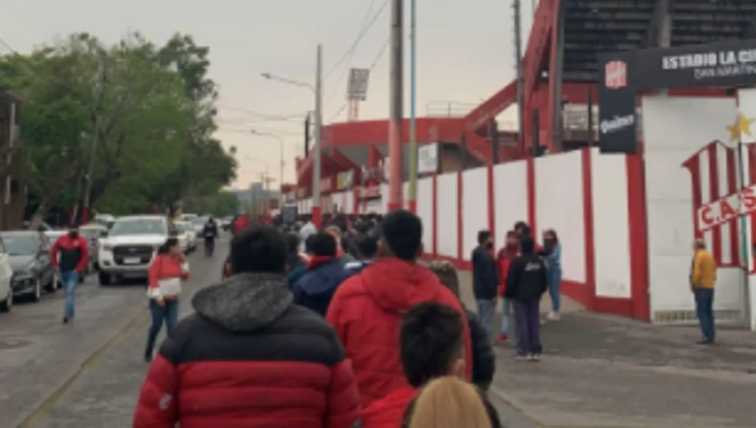 ESPERA. Largas colas se formaron en los alrededores de La Ciudadela.