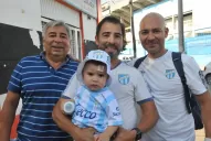 Un beso cerca del escudo en la esquina de 25 de Mayo y Chile