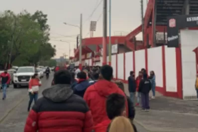Miles de hinchas hacen cola para conseguir una entrada para ver a San Martín