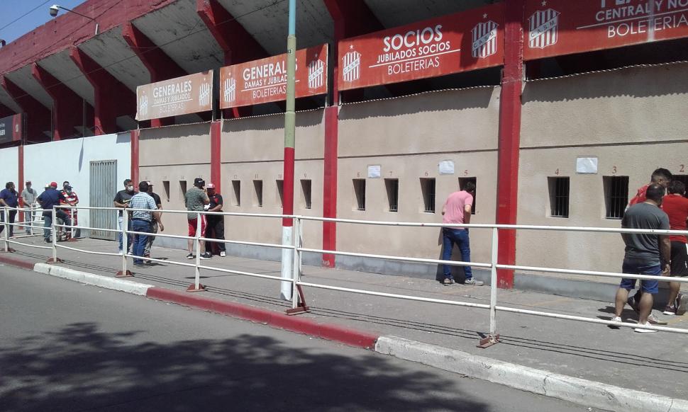 SIN PROBLEMAS. Como pasó el viernes, ayer todo se dio en calma en el estadio.  la gaceta / foto de jose nuno 