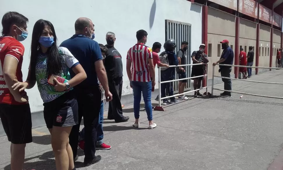 EN ORDEN. Los fanáticos continuaron retirando ayer sus entradas para mañana.   