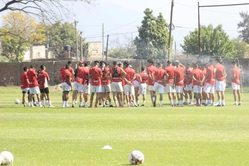 MUCHO DIÁLOGO PARA TRATAR DE MEJORAR. Ayer, antes del entrenamiento matutino, De Muner volvió a hablar con sus dirigidos. El ambiente es bueno y todos creen que cortarán la racha sin victorias. prensa casm