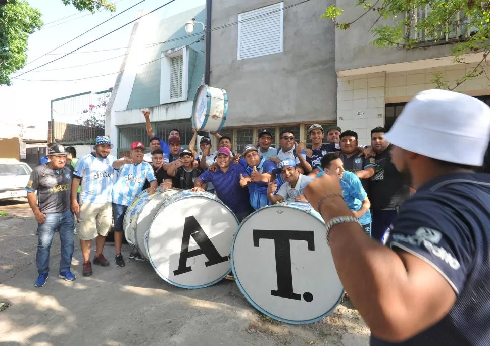 LA ORQUESTA REGRESÓ. Varias agrupaciones llevaron los instrumentos musicales. Los cánticos y melodías volvieron a sonar en todos los estadios del país.  la gaceta / foto de antonio ferroni 