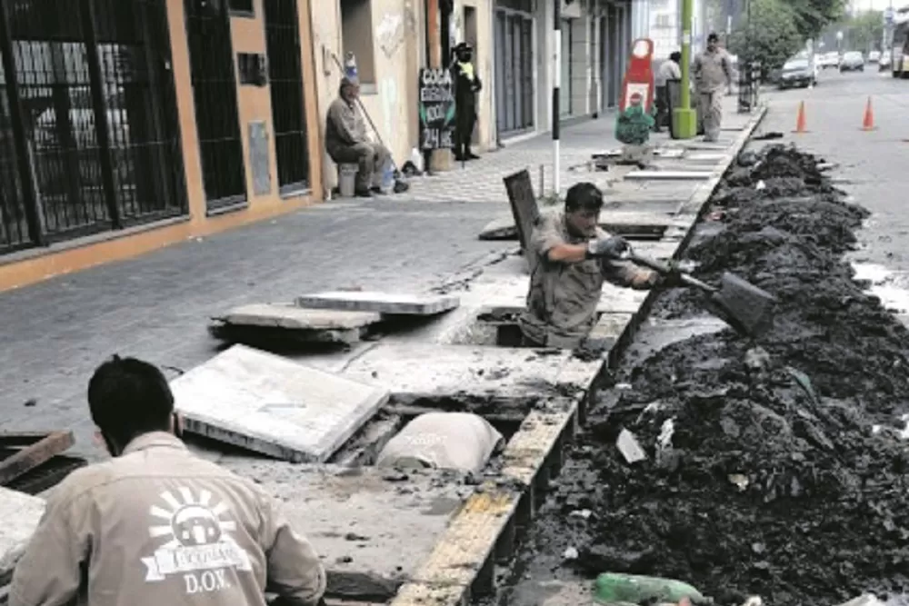 Limpieza de desagües: trabajos en la avenida República del Líbano