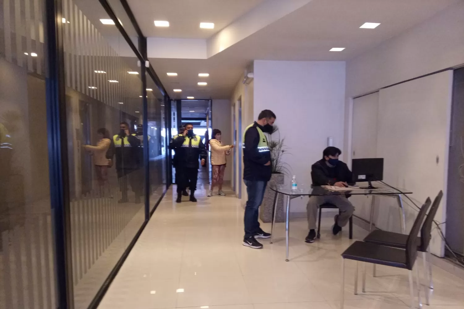 La Policía llegó al edificio, tras la denuncia de los afectados por el robo.