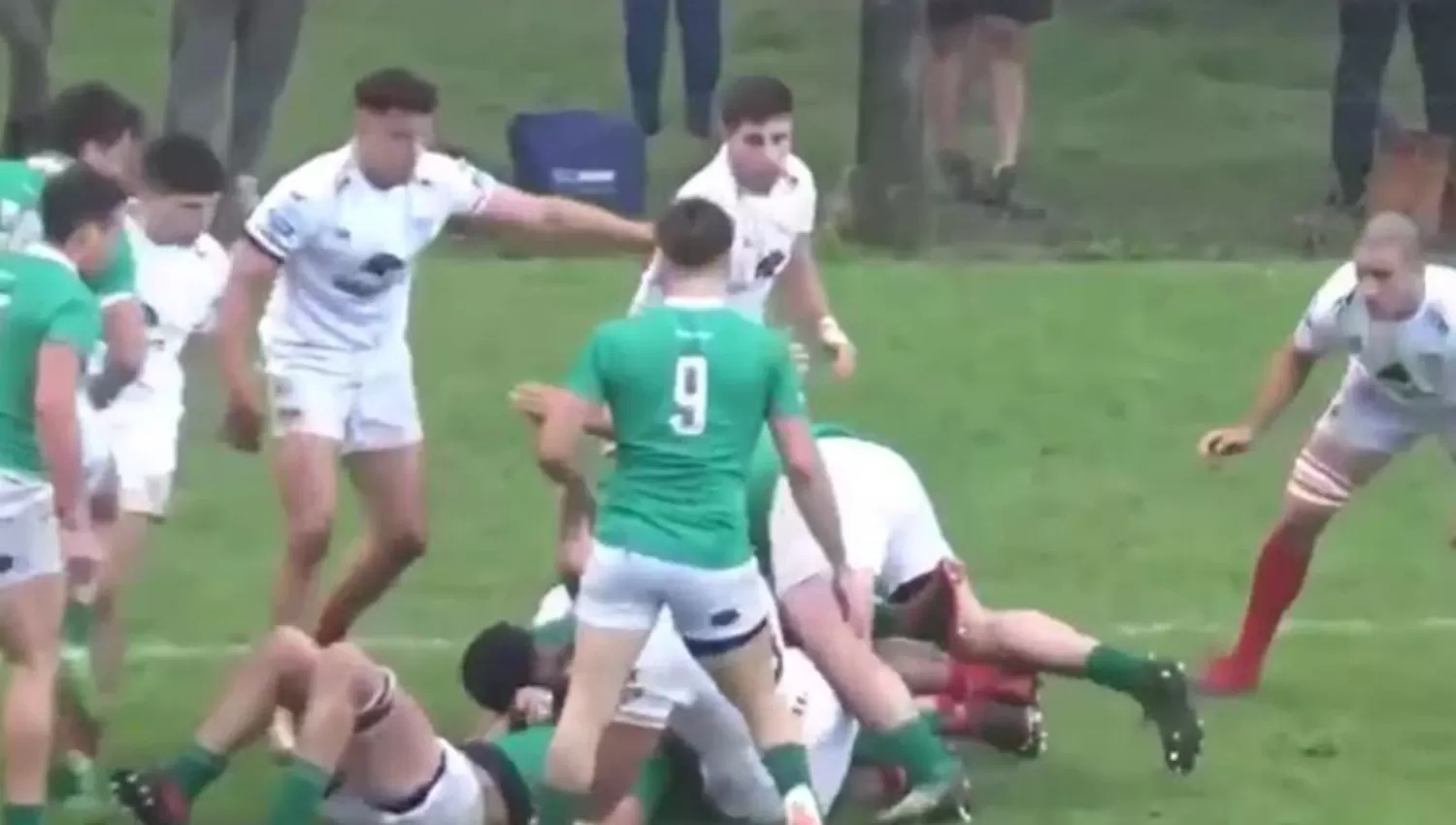 DESAFORTUNADA JUGADA. Lucas Pierazzoli quiso pasar el ruck y sufrió un duro golpe, que le terminó costando la vida.