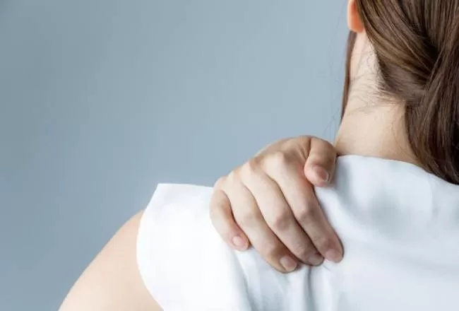 Postura encorvada: un especialista tucumano explica cuándo realizar una consulta médica