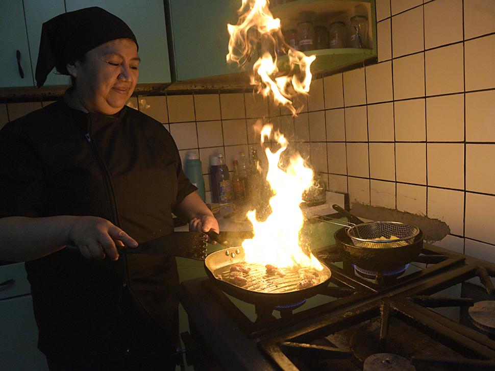 PREPARACIÓN. El “Lomo saltado”, un plato fusión típico de Perú.